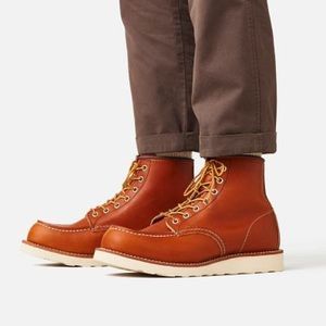 Classic Red Wing Heritage boot. Miner scuffs seen in photo. 6.5 men’s/9 women’s